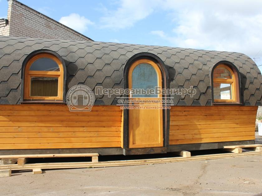 Арочные окна ОСП и входная дверь в бане-бочке