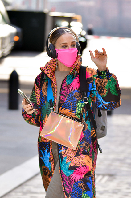 Джунгли в Нью-Йорке: Сара Джессика Паркер в ярком пальто на прогулке Звездный стиль