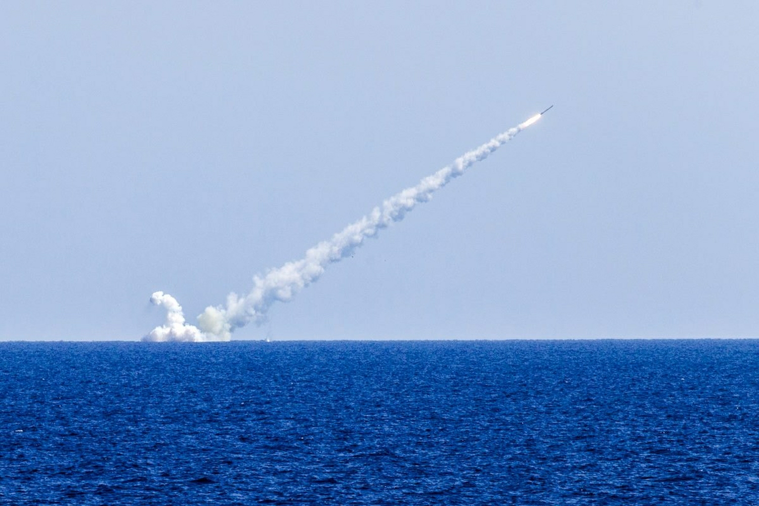 Россия ударила по военным объектам Украины новейшим оружием: Ракеты прилетели откуда не ждали