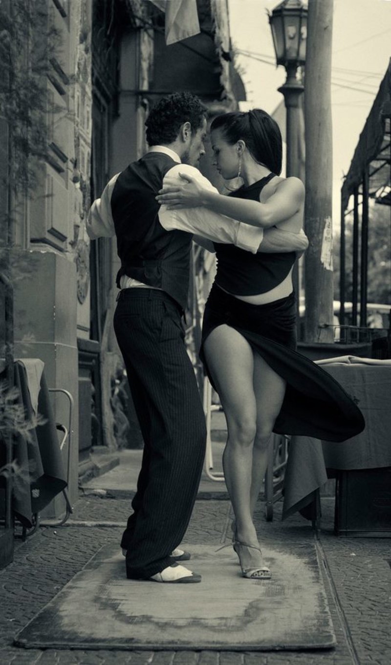 Мужчина и девушка танцуют