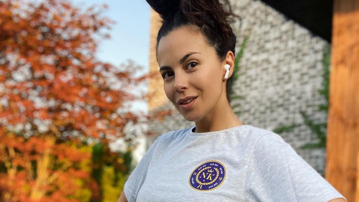 Настя Каменских попозировала на пляже в купальнике цвета фуксии