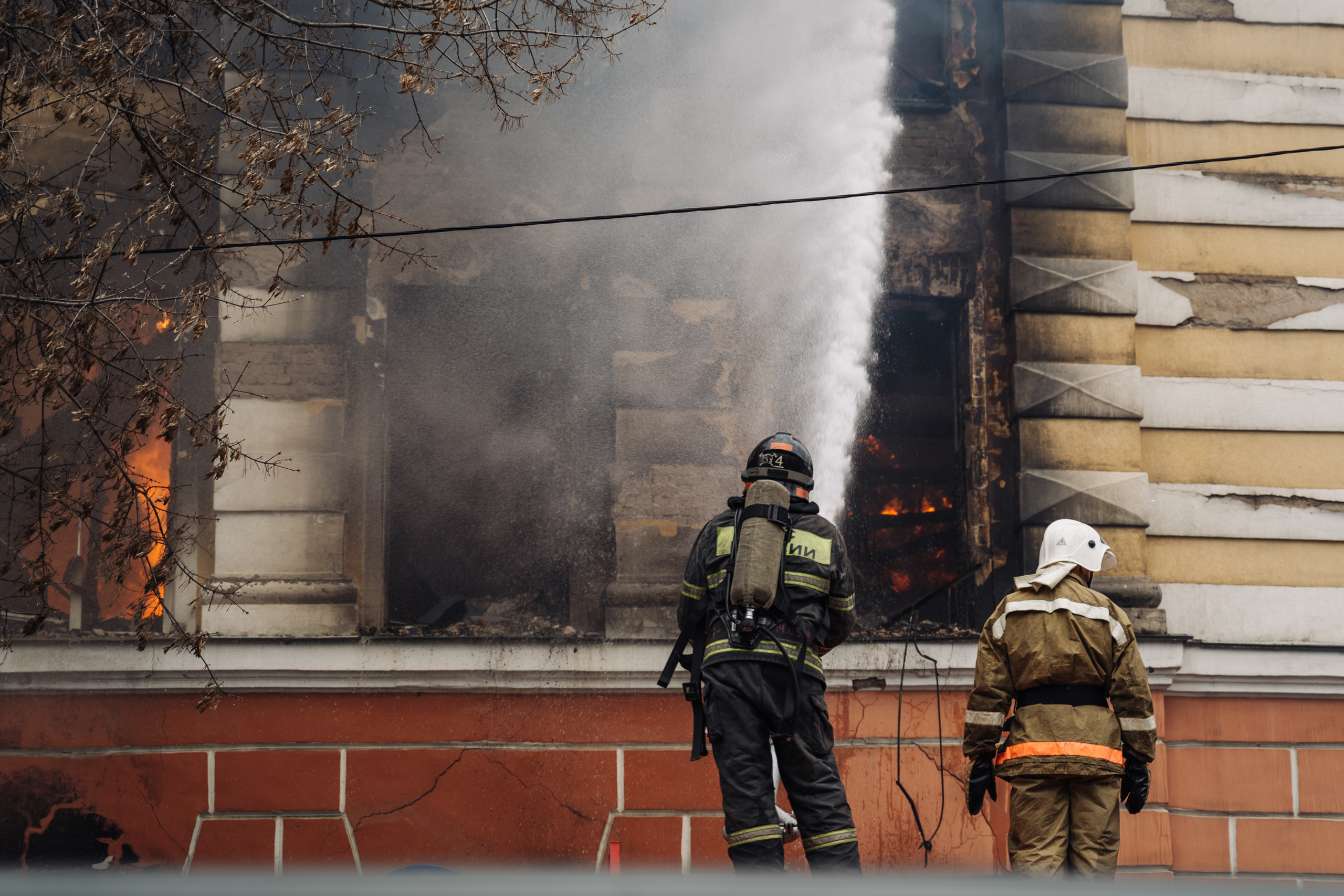 Слаженность и профессионализм: Тверские пожарные около 20 часов боролись с огнем