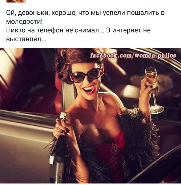 У эскалатора стоит мальчик и наблюдает за резиновым поручнем...