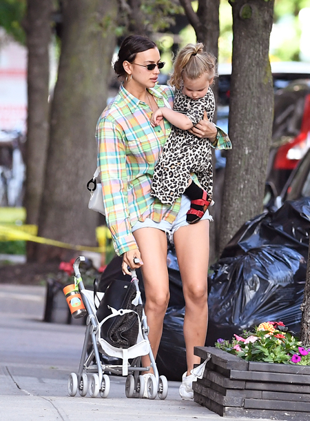 Леопард в клетке: Ирина Шейк и ее дочь Лея продемонстрировали контрастные образы на прогулке в Нью-Йорке Леопард в клетке: Ирина Шейк и ее дочь Лея продемонстрировали контрастные образы на прогулке в Нью-Йорке Мода,Стиль звезд