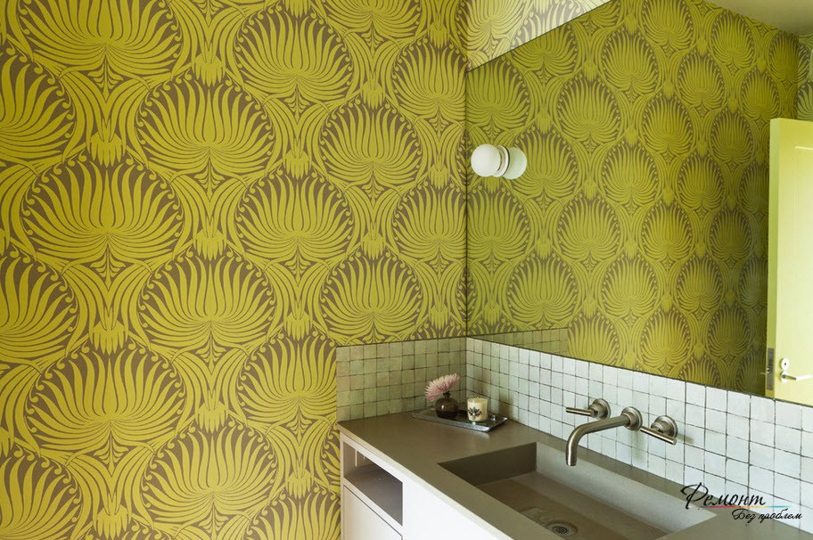 Зеленые обои в уборной