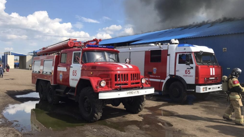 На складе рыбоконсервного завода в Татарстане произошёл пожар