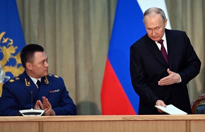 Вопрос пенсий всегда стоит остро. Особенно постоянно достающих размер этих самых пенсий для безбедной жизни россиян.-3