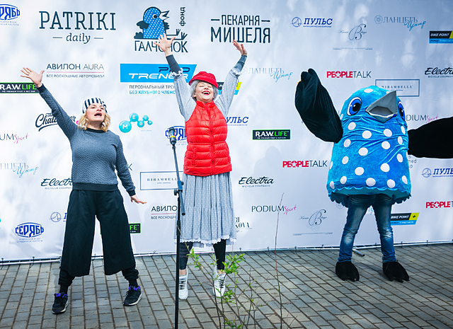 Юлия Пересильд с дочками приняла участие в забеге "Патрики бегут"