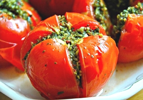 Армянский рецепт бурых помидоров, фаршированных зеленью, перцем и чесноком, от которых невозможно отказаться