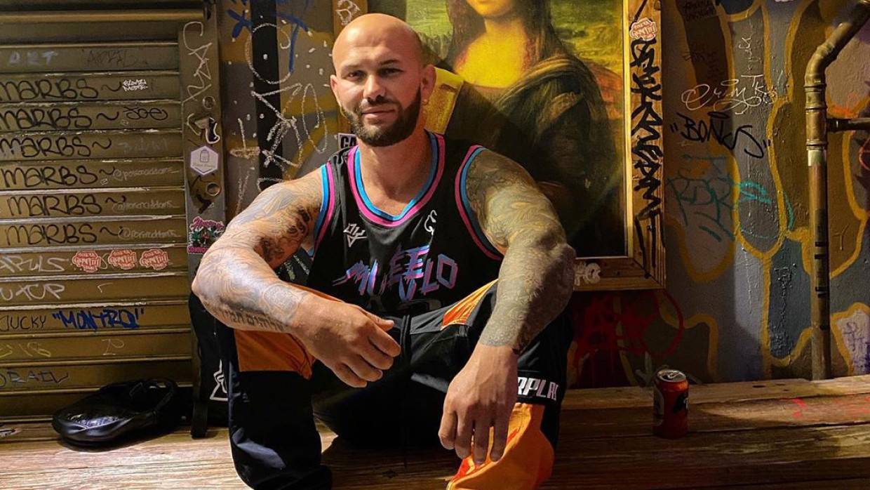 Джиган с колонкой. Джиган 2019. Песня джигана на патриках. Джиган 2005. Джиган рэп исполнитель.