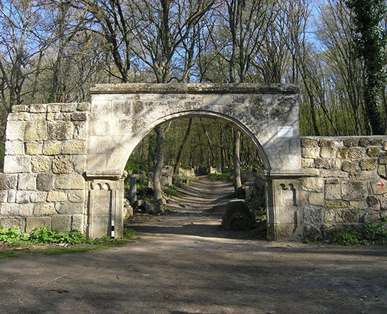 Вход в старинное кладбище рядом с пещерным городом Чуфут-Кале украсят особенные ворота