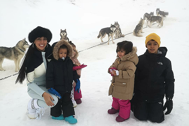 Невеста Криштиану Роналду Джорджина Родригес отдыхает с четырьмя детьми в горах