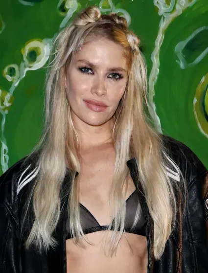 Елена Перминова в прозрачном бюстгальтере посетила показ GCDS instagram (инстаграм),социальная сеть,pietro s,daprano,александра лебедева,алла брулетова,Владислав Доронин,джулиано кальц,Елена Перминова,кристина романова,тарас романов