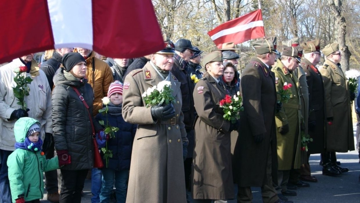 Экс-легионеры двух латвийских дивизий Waffen SS и их почитатели с 1994 года устраивают в центре Риги шествия во славу тех, кто сражался за Гитлера. Федеральное агентство новостей/Карен Маркарян