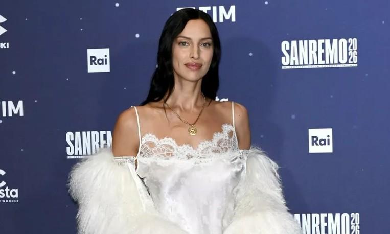 Белоснежное кружево и откровенное декольте: 5 лучших образов Ирины Шейк на фестивале в Сан-Ремо