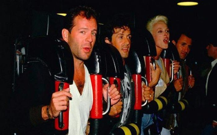 Брюс Уиллис, Сильвестр Сталлоне и Бриджитт Нильсен на американских горках, 1987 год люди, события, фото