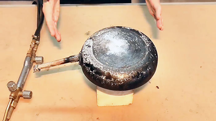 Як просто очистити сковорідку від нагару без хімії