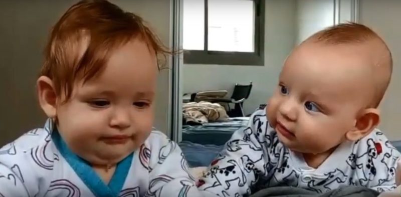 Пятимесячные малыши беседуют друг с другом – Какие же они милые! Пятимесячные малыши беседуют друг с другом – Какие же они милые!