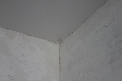 Как клеить потолочный плинтус без клея? Как клеить потолочный плинтус без клея?