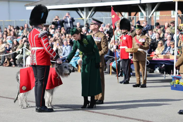 Кейт Миддлтон в зелёном на параде Ирландской гвардии
