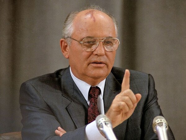Брежневская эпоха победила современность , но тут вылез Горбачев.