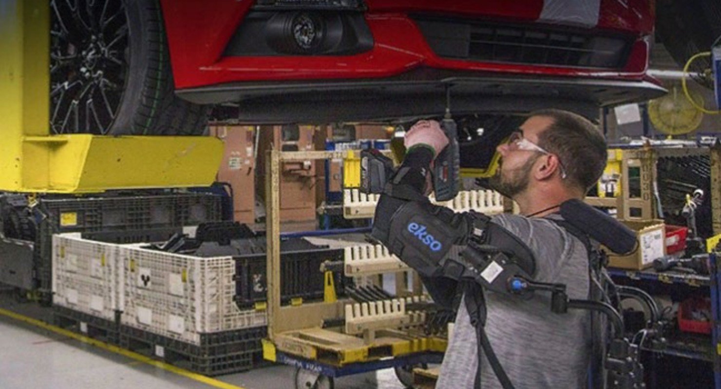 Рабочие «АвтоВАЗа» одели экзоскелеты