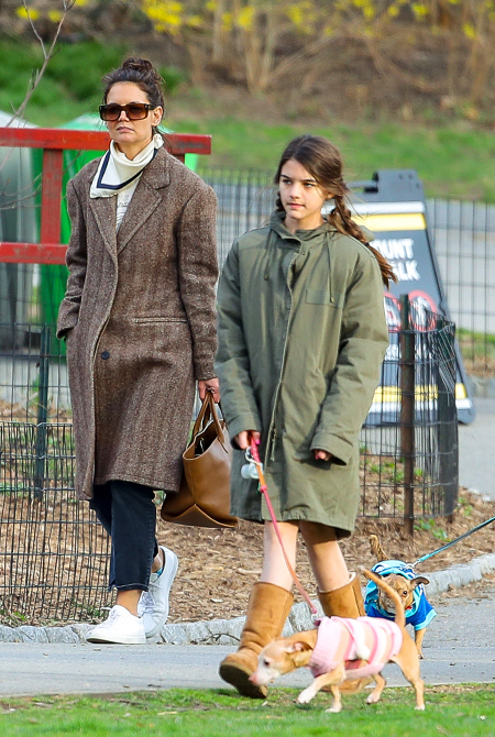 Все нипочем: Кэти Холмс с дочерью Сури Круз и новыми питомцами на прогулке в Нью-Йорке Все нипочем: Кэти Холмс с дочерью Сури Круз и новыми питомцами на прогулке в Нью-Йорке Дети,Дети знаменитостей