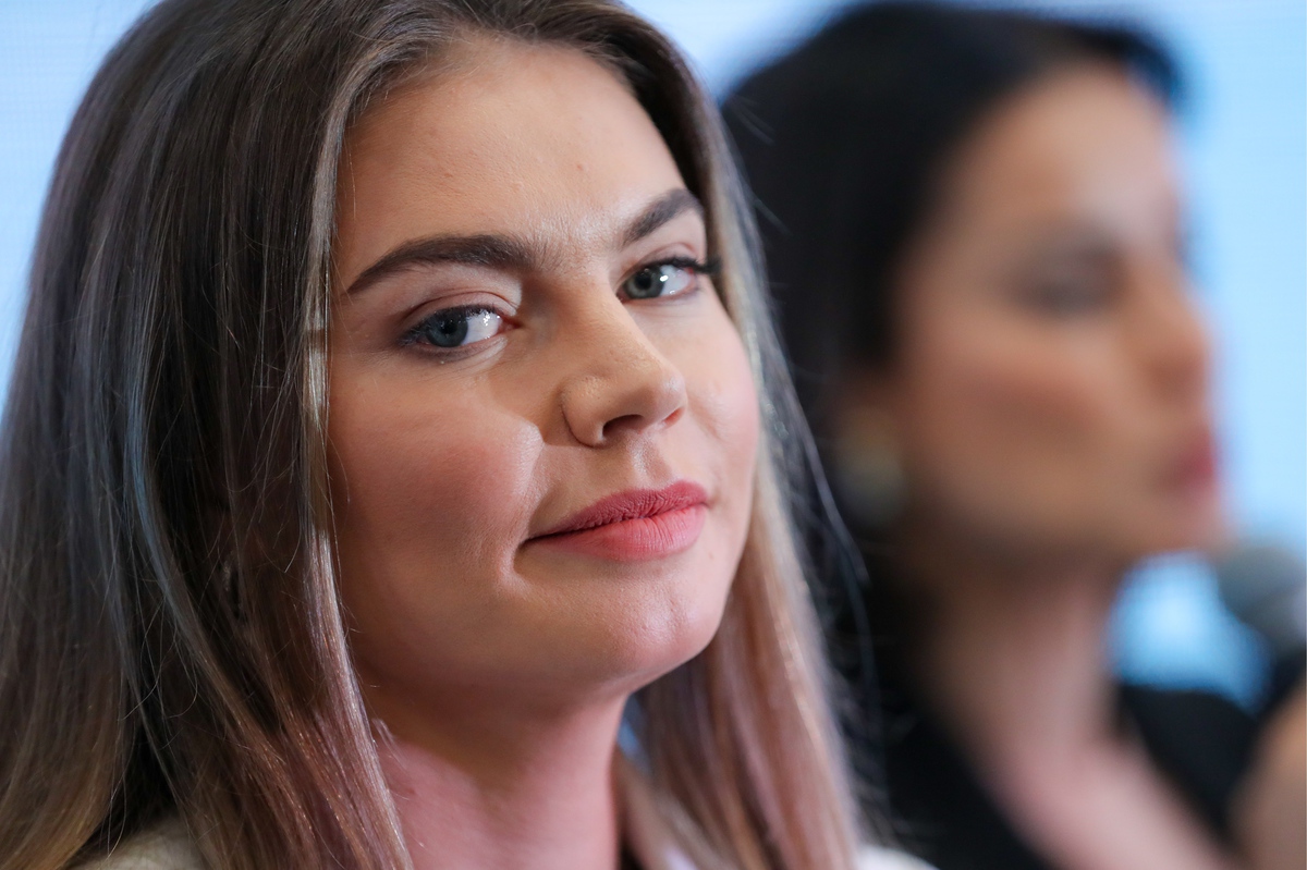 СМИ сообщили, что Алина Кабаева родила двойню