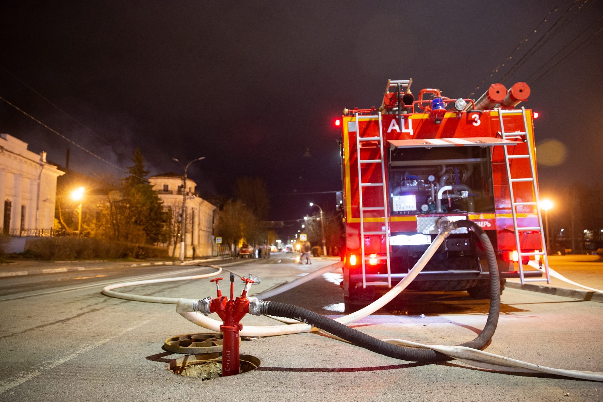 Слаженность и профессионализм: Тверские пожарные около 20 часов боролись с огнем