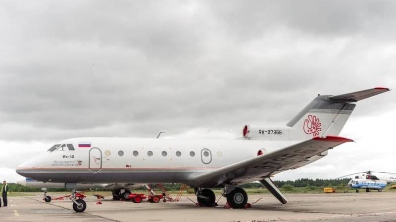 Самолет Як-40 совершил аварийную посадку после отказа двигателя на Камчатке