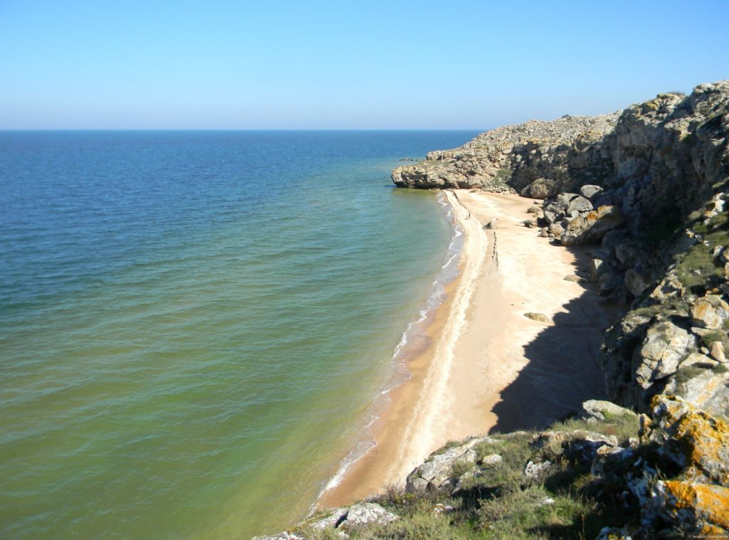 Уникальный дикий пляж в Крыму медленно погибает