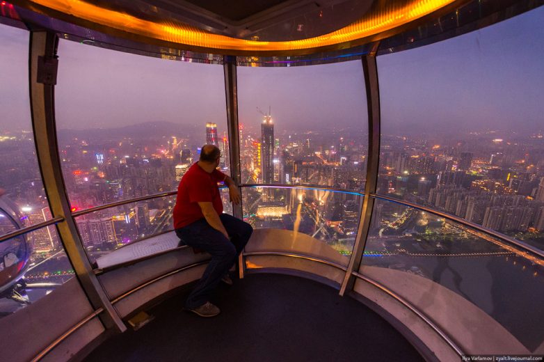 Любуемся красивыми видами, открывающимися со смотровой площадки башни Гуанчжоу Гуанчжоу,Китай,смотровые площадки