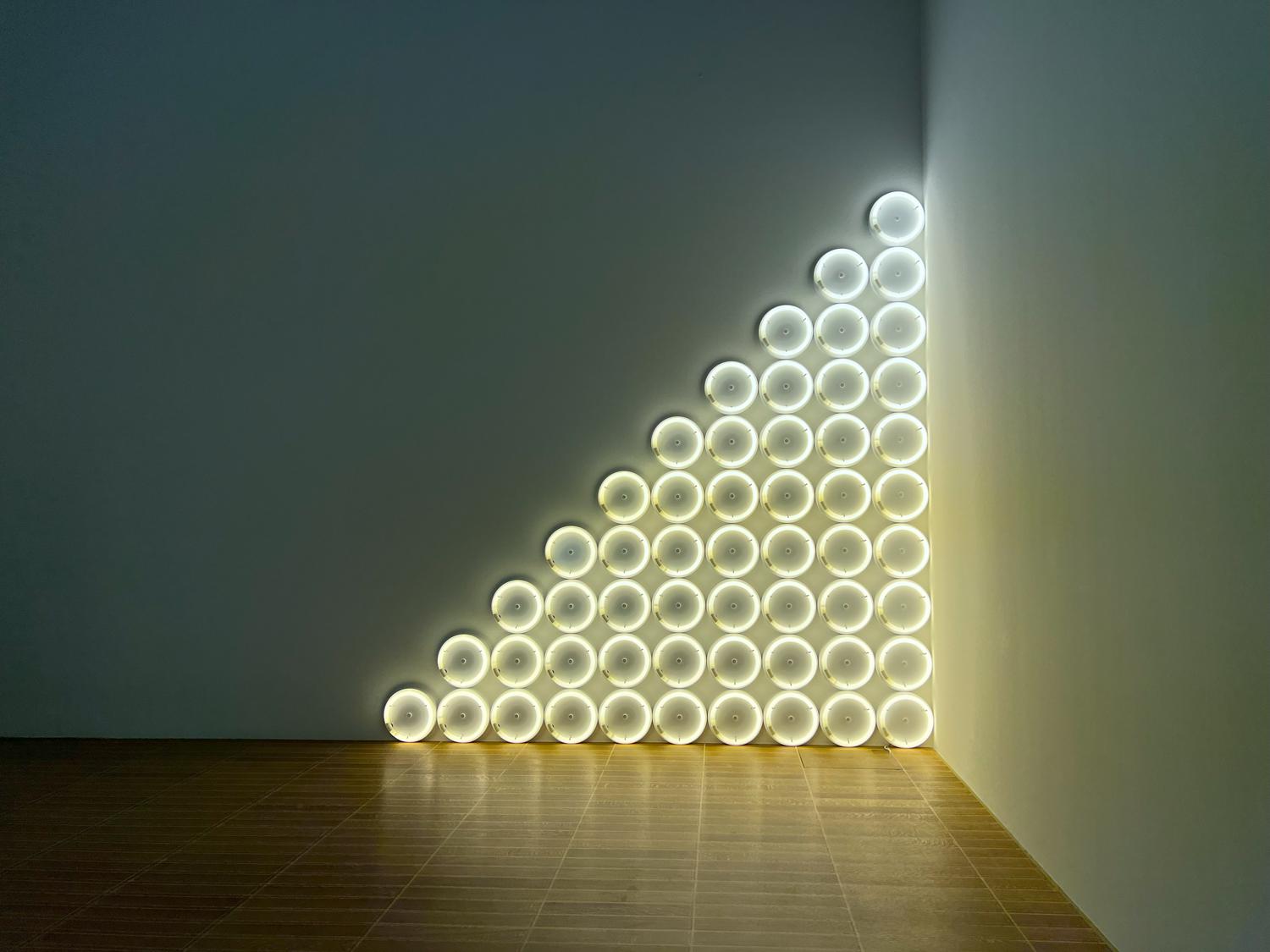 Вид экспозиции Dan Flavin «Dedications In Light» в Kunstmuseum Basel