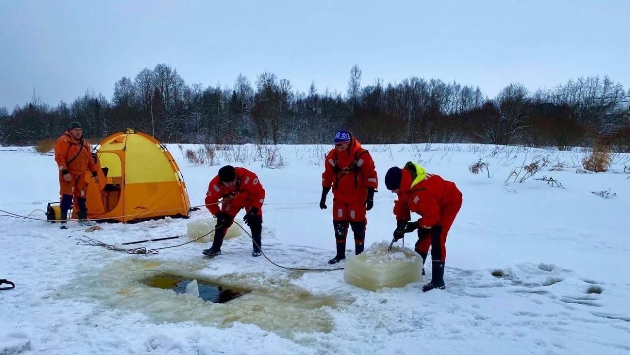 Близкие погибшей в проруби петербурженки девять дней помогали водолазам искать тело женщины