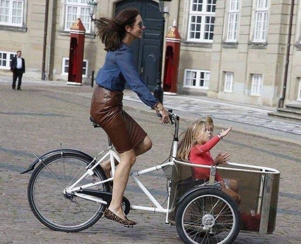 Принцесса Дании тоже возит детей таким способом велорикша, велосипед, дети, покатушки, рикша, транспорт