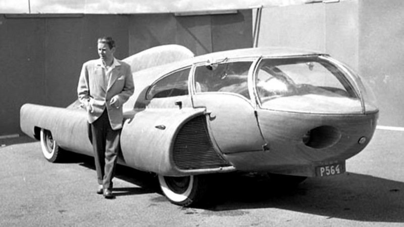 Изобретатель Берггрен у своего фантастического сооружения на шасси довоенного такси Dodge. 1952 год авто, автодизайн, автомобили, дизайн, интересные автомобили, минивэн, ретро авто