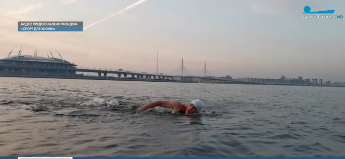 Слабовидящий спортсмен преодолел 25 километров в водах Финского залива