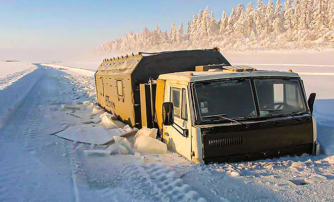 Работа дальнобойщиков на зимнике, где Север не прощает ошибок, и от мороза ломаются гвозди. Видео