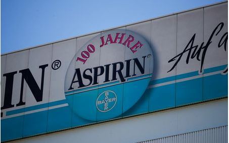 The logo of German chemical and pharmaceutical company Bayer is pictured on a billboard for its painkiller Aspirin at Bayer AG's headquarters in Leverkusen, near Cologne, Germany, July 29, 2019. Picture taken July 29, 2019. REUTERS/Wolfgang Rattay