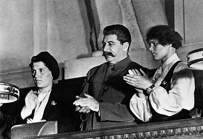 П.Н. Ангелина и ударница М. Демченко со Сталиным на X съезде ВЛКСМ, 1936 г.