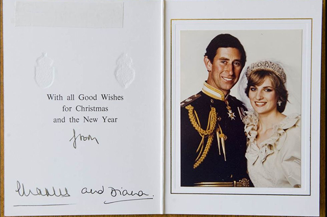 Любимые корги, озорные дети, моменты счастья: рождественские открытки разных лет от королевской семьи Монархии