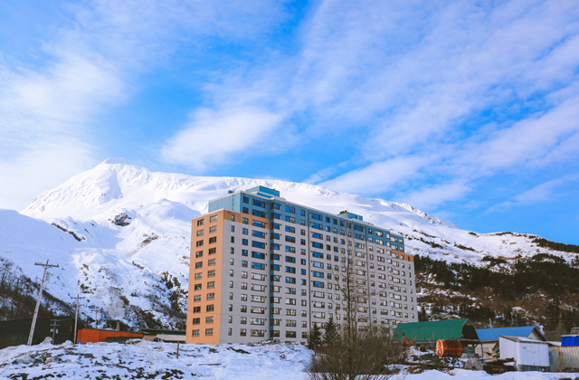 Уиттиер: город в одном доме