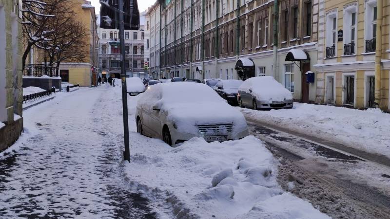 Зимняя напасть: петербуржцы массово жалуются на сосульки по всему городу
