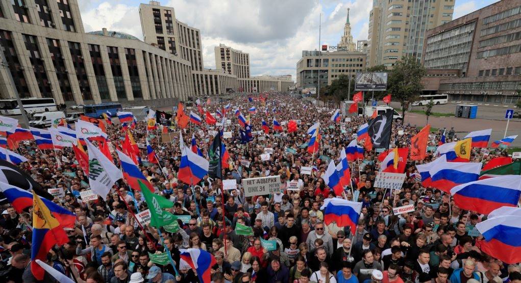 Масштабный политический кризис: эксперты об акции протеста в Москве