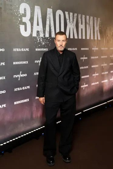 Максим Матвеев, Игорь Верник, Манижа и Светлана Кузнецова посетили премьеру международной драмы в Москве Игорь, Матвеев, Матвеева, Костолевский, гостей, приехал, коллег, языке, поблагодарил, Верник, также, Муавад, актёр, Николас, Авратинская, главные, своих, Дарья, Заложник, Максима