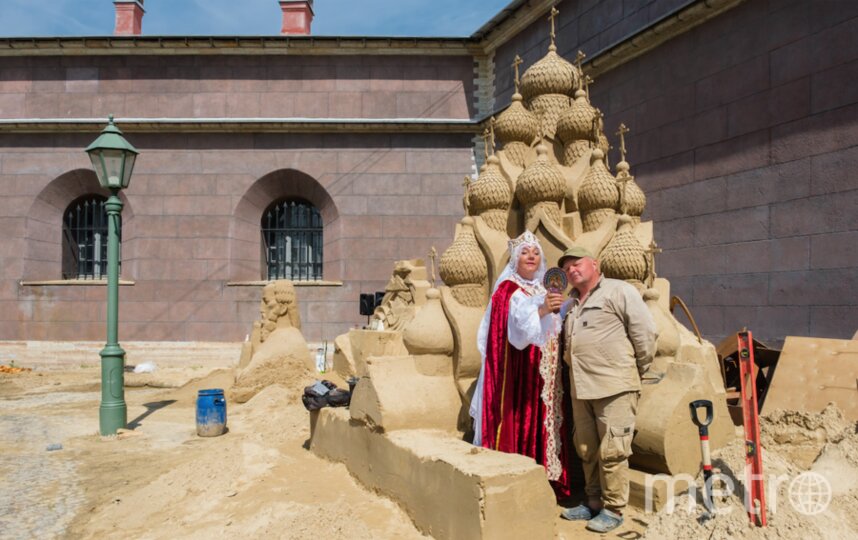 Терем вырос из песка: в Петербурге стартовал Фестиваль песчаных скульптур