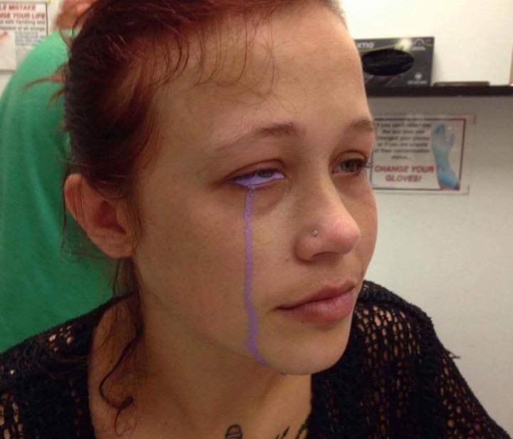 Модель заплакала фиолетовыми слезами после неудачного тату на глазном яблоке