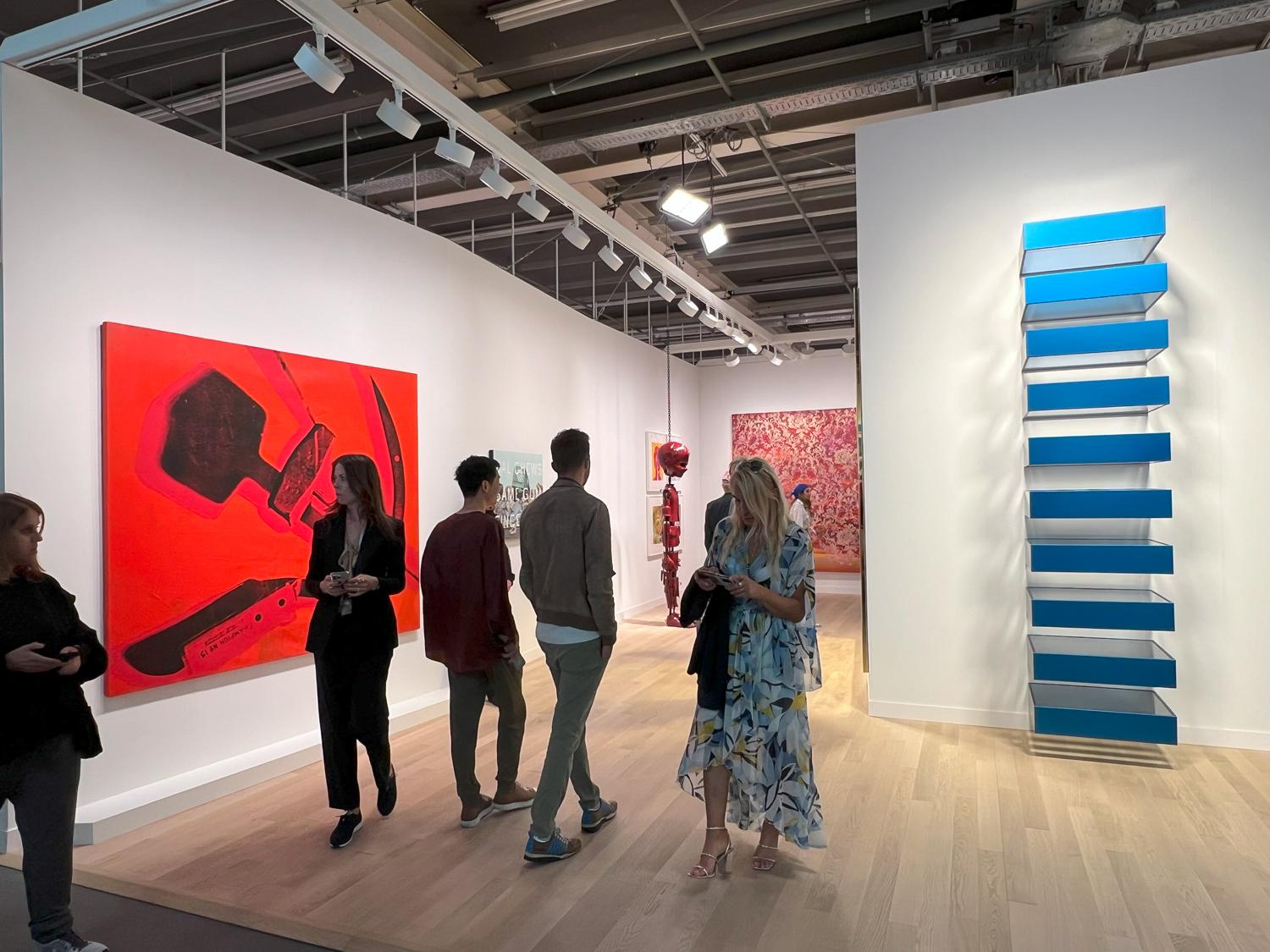 Вид экспозиции стенда Gagosian. Слева: Andy Warhol. Hammer &amp; Sickle, 1976.&nbsp;$8,5 млн.&nbsp;Справа: Donald Judd. Без названия, 1989
