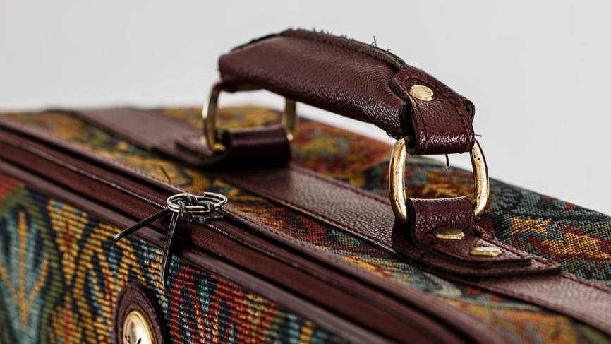 Аферисты выбросили из окна чемодан с наркотиками во время задержания в Москве