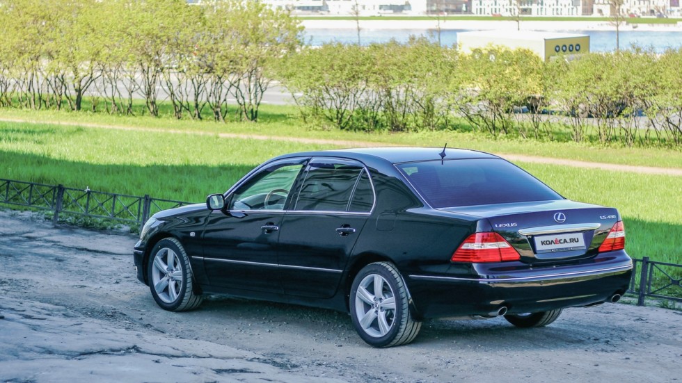 Lexus LS430 сзади (3)